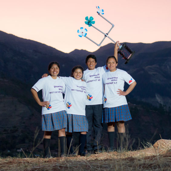 4명의 학생이 삼성 솔브 포 투모로우 티셔츠를 입고 사진을 찍는 모습